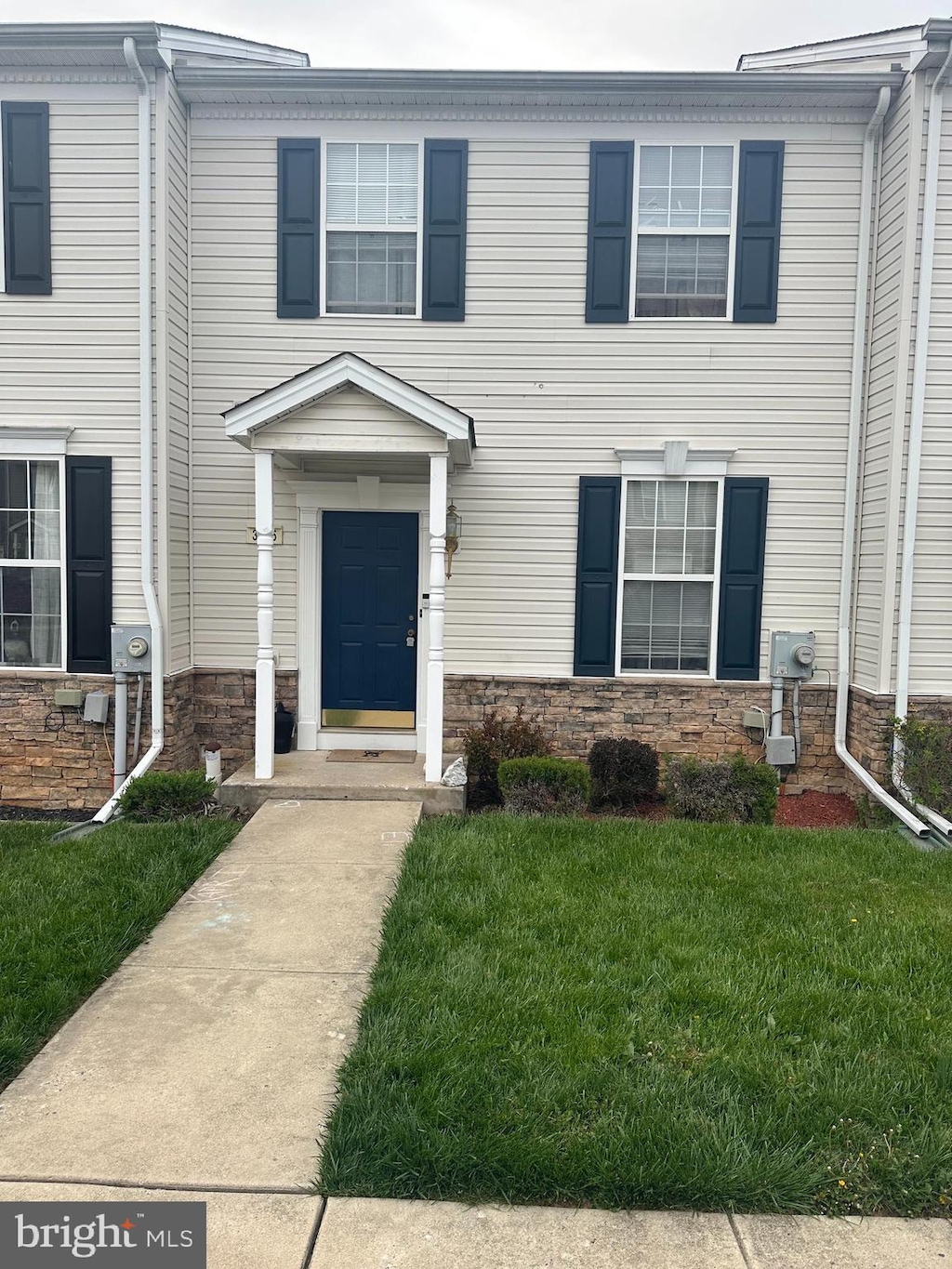 view of front of property featuring a front yard and stone siding