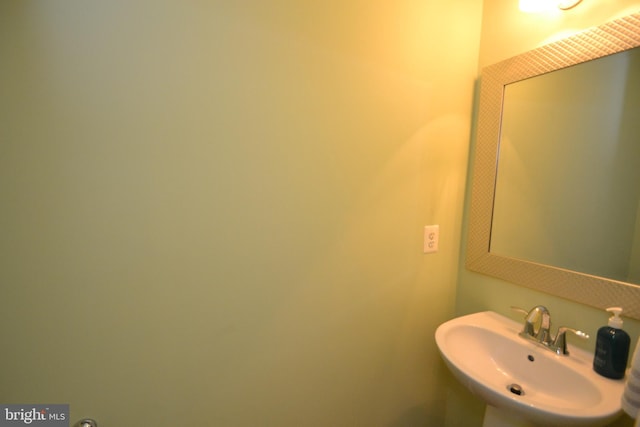 724 Hidden Oak Ln, Glen Burnie, MD 21060 - bathroom featuring a sink