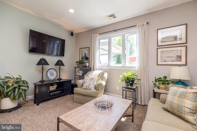 living area with baseboards, carpet, recessed lighting, and visible vents