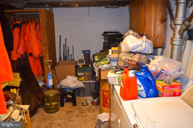 storage room with washer / dryer