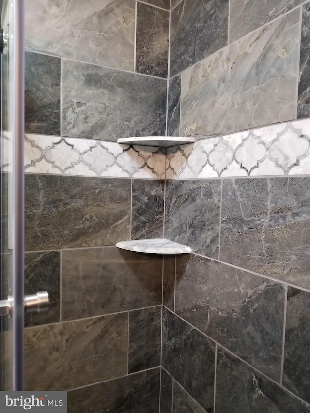 room details featuring a tile shower