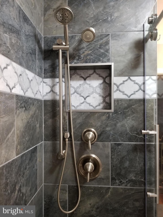 room details featuring tiled shower