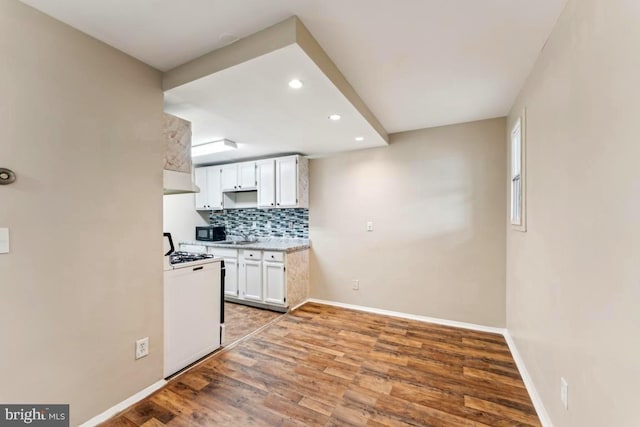 4600 Duke St Unit 1118, Alexandria, VA 22304 - kitchen featuring white gas range oven, baseboards, backsplash, light wood-type flooring, and recessed lighting