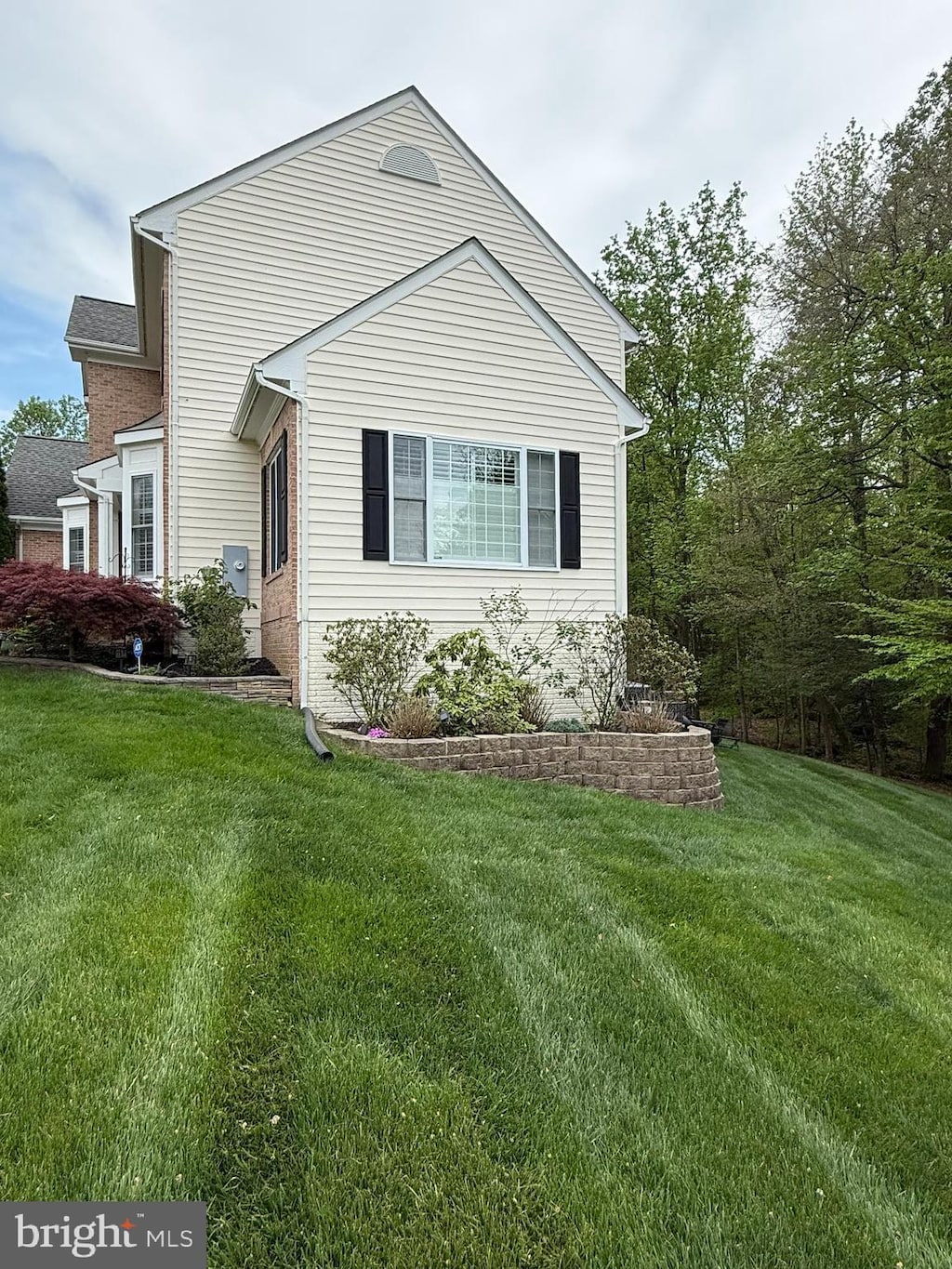 exterior space featuring a yard
