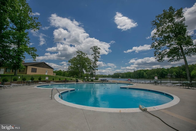 10 Mahon Cir, Ruther Glen, VA 22546 - community pool with a patio area