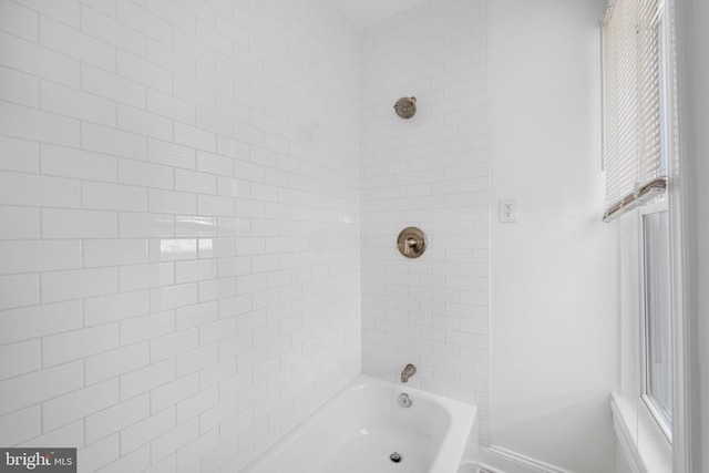 1524 5th St NW, Washington, DC 20001 - bathroom featuring baseboards and shower / tub combination