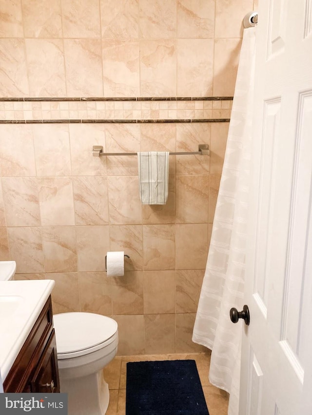 full bath with vanity, toilet, tile patterned floors, tile walls, and curtained shower