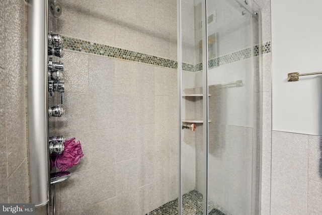 9601 Tinsmith Ln, Burke, VA 22015 - bathroom with a shower stall