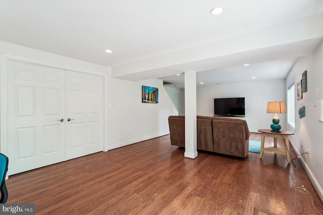 living area featuring baseboards, recessed lighting, and wood finished floors