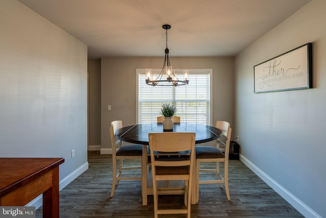dining space with an inviting chandelier, dark wood-style flooring, and baseboards
