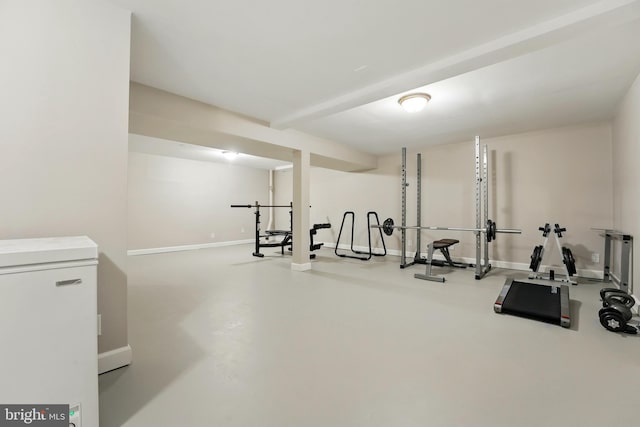 exercise room featuring baseboards