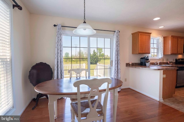 dining area with baseboards, recessed lighting, and light wood-style floors