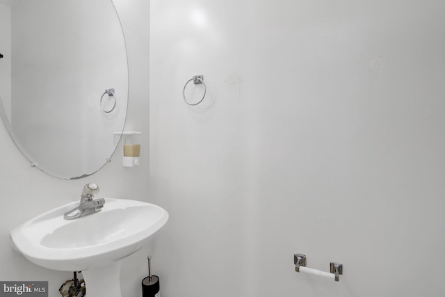 bathroom featuring a sink