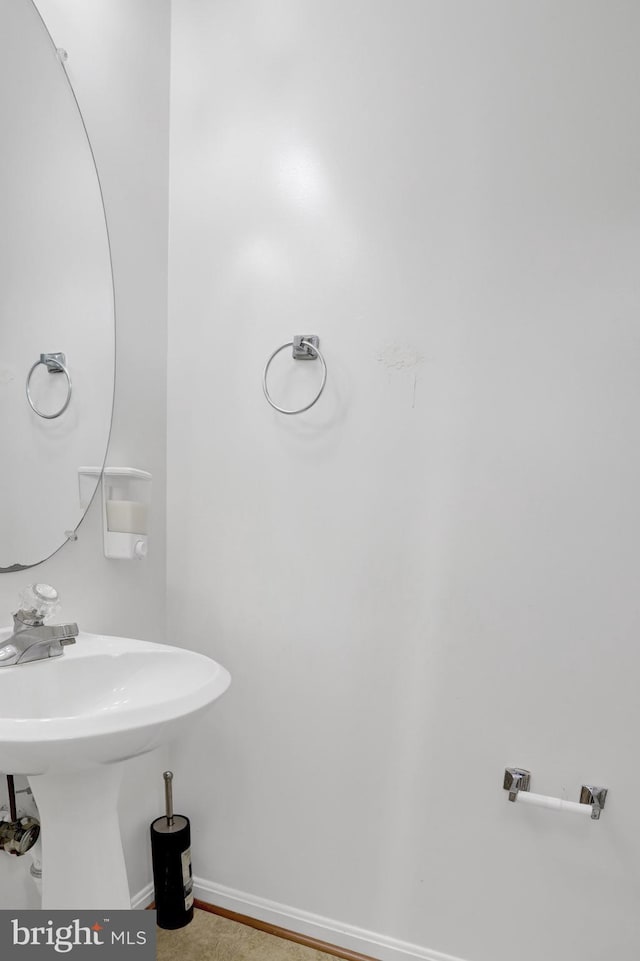 bathroom with baseboards