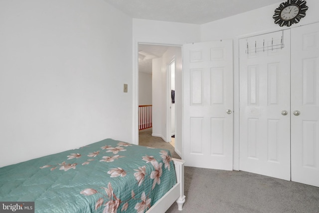 bedroom featuring carpet flooring and a closet