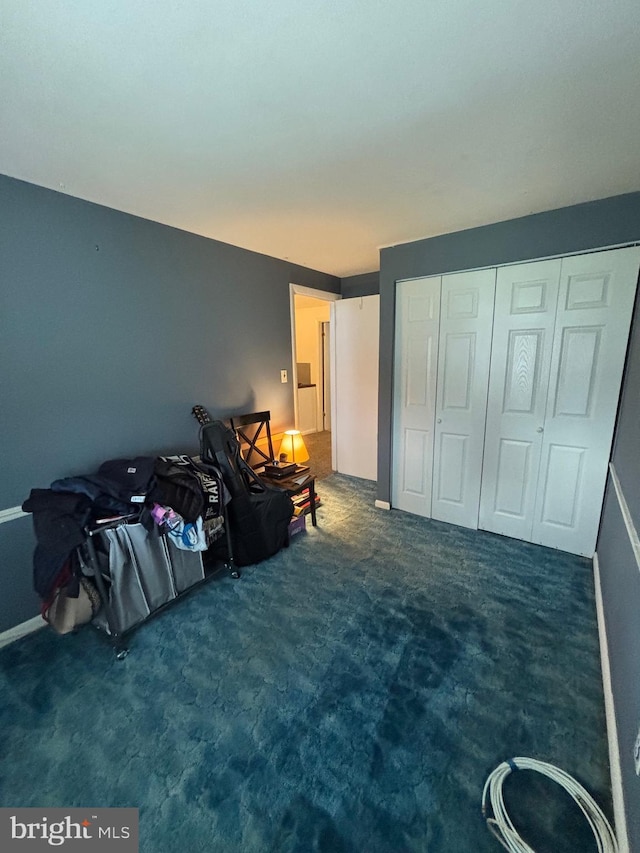 living area with carpet and baseboards