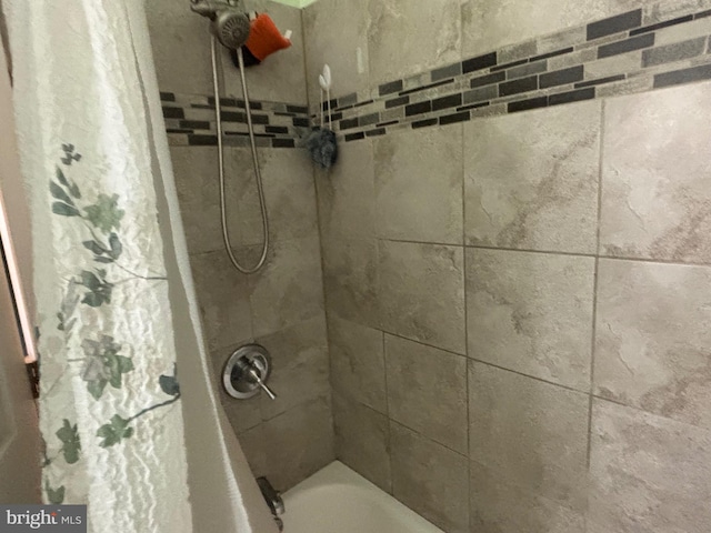 bathroom featuring shower / tub combo