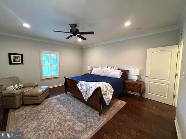 bedroom featuring wood finished floors, ornamental molding, baseboards, recessed lighting, and a ceiling fan