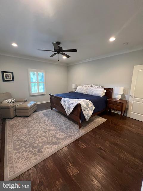 bedroom with crown molding, wood finished floors, a ceiling fan, and recessed lighting