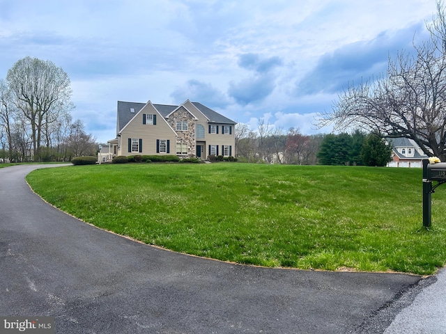 view of front of property featuring a front yard