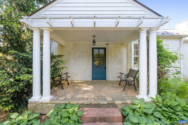 view of exterior entry featuring stucco siding