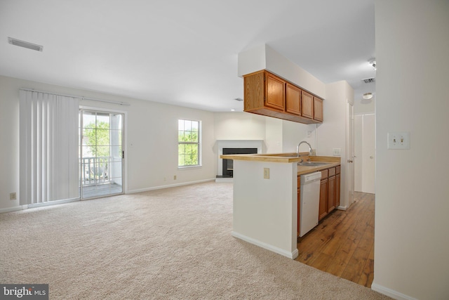 kitchen with visible vents, a sink, baseboards, and dishwasher