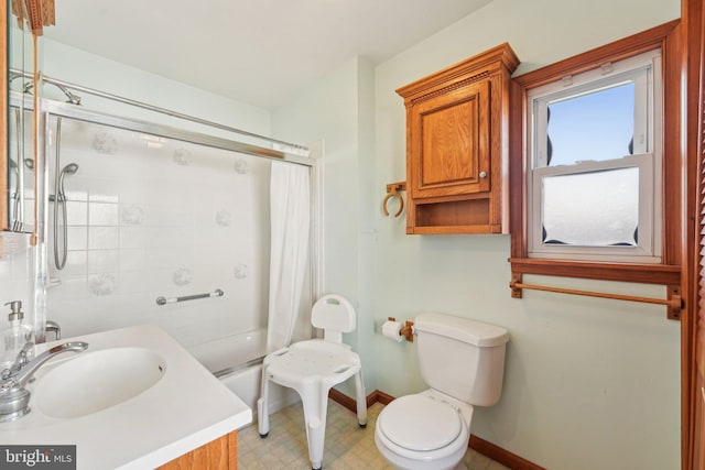 full bath featuring toilet, baseboards, a sink, and shower / tub combo with curtain