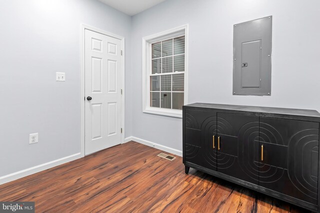 538 Pontiac, Baltimore, MD 21225 - entrance foyer with electric panel, wood finished floors, and baseboards