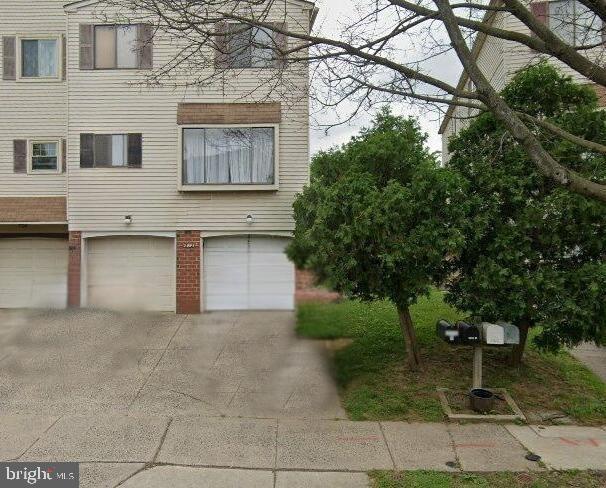 view of front facade with driveway and a garage