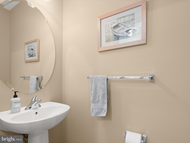 bathroom featuring a sink