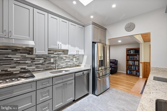 kitchen with stainless steel appliances, a sink, gray cabinetry, light tile patterned flooring, and recessed lighting