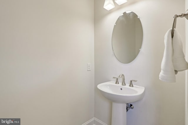 bathroom featuring a sink and baseboards