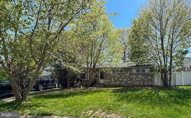 view of front of property featuring fence and a front yard