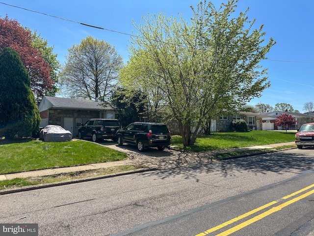 view of front of property with driveway and a front yard