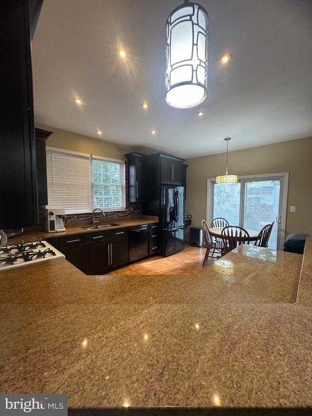 8800 Fenimore Pl, Bristow, VA 20136 - kitchen with black appliances, a sink, dark cabinets, decorative light fixtures, and recessed lighting
