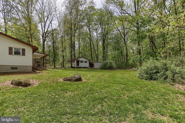 view of yard featuring an outdoor structure