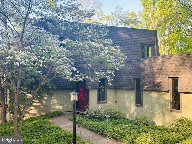 view of side of property featuring a shingled roof