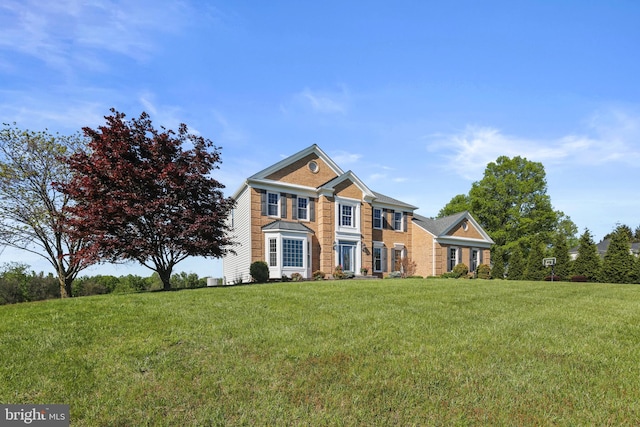 view of front facade featuring a front lawn