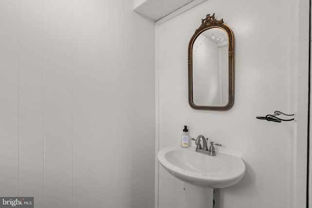 bathroom featuring a sink