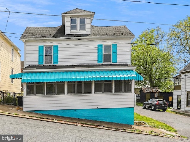 view of american foursquare style home