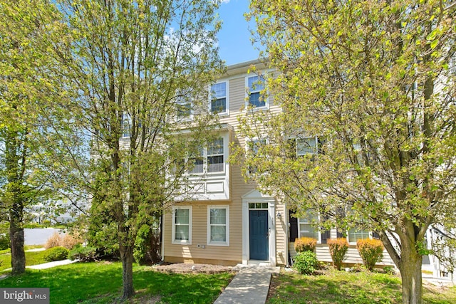 multi unit property featuring a front lawn