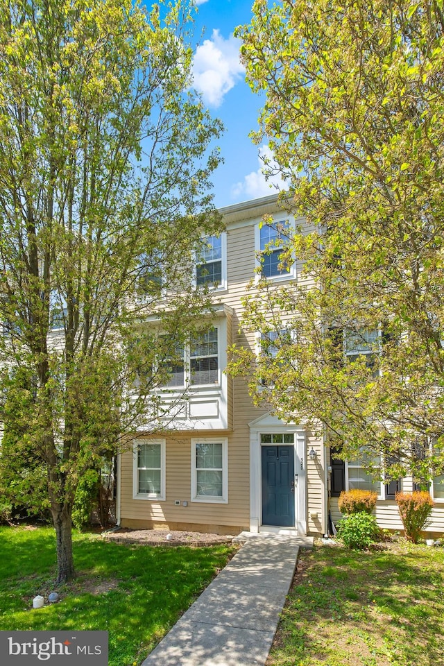 multi unit property featuring a front yard