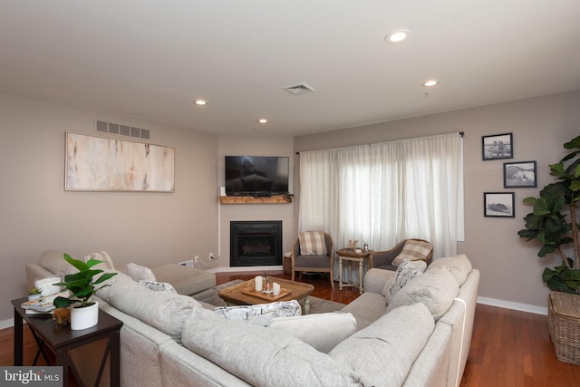 living room featuring visible vents, a fireplace, baseboards, and recessed lighting