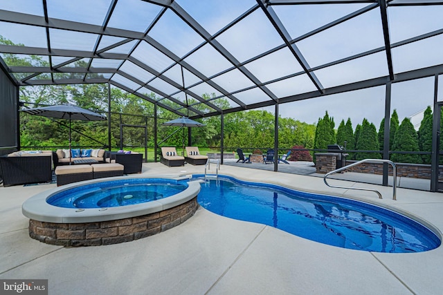 view of swimming pool featuring a pool with connected hot tub, an outdoor hangout area, a patio area, central AC, and a lanai