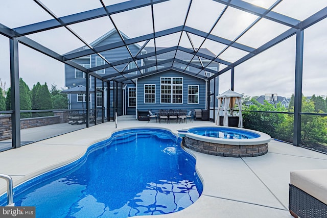 view of swimming pool featuring a patio, a pool with connected hot tub, outdoor dining space, and a lanai