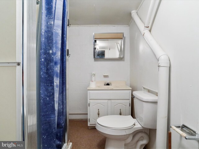 full bath with toilet, a shower with shower curtain, and vanity