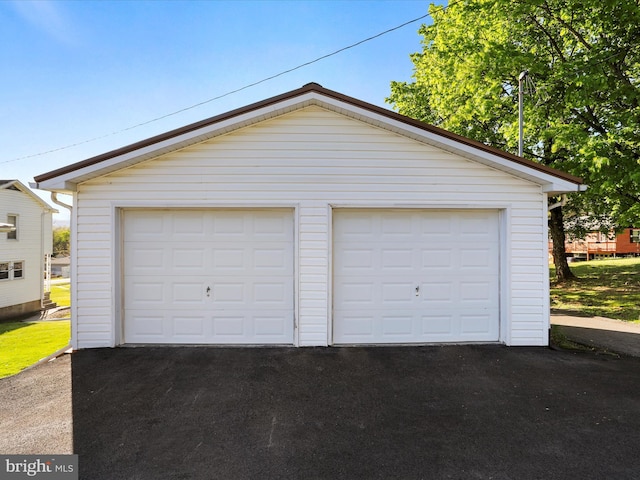 view of detached garage