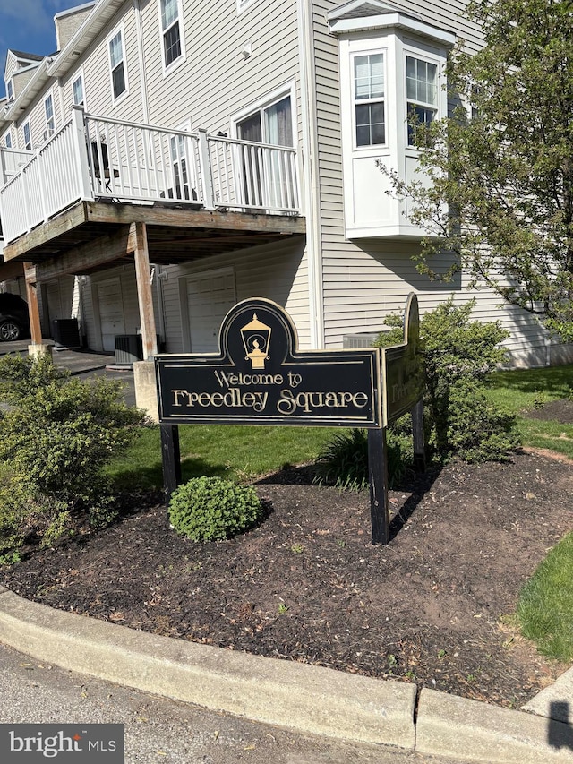 view of community / neighborhood sign