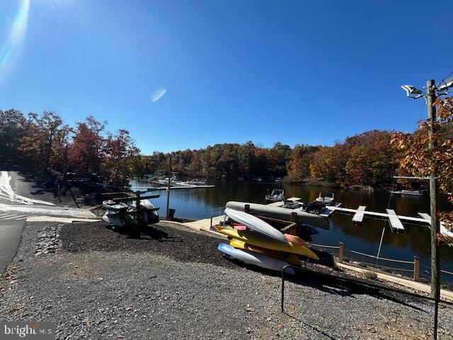 905 Lakeview Dr, Cross Junction, VA 22625