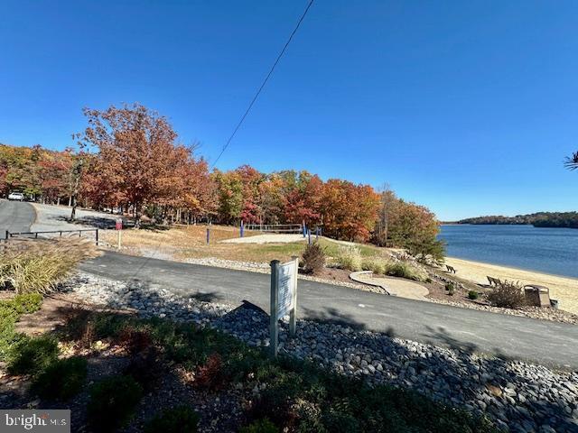 905 Lakeview Dr, Cross Junction, VA 22625